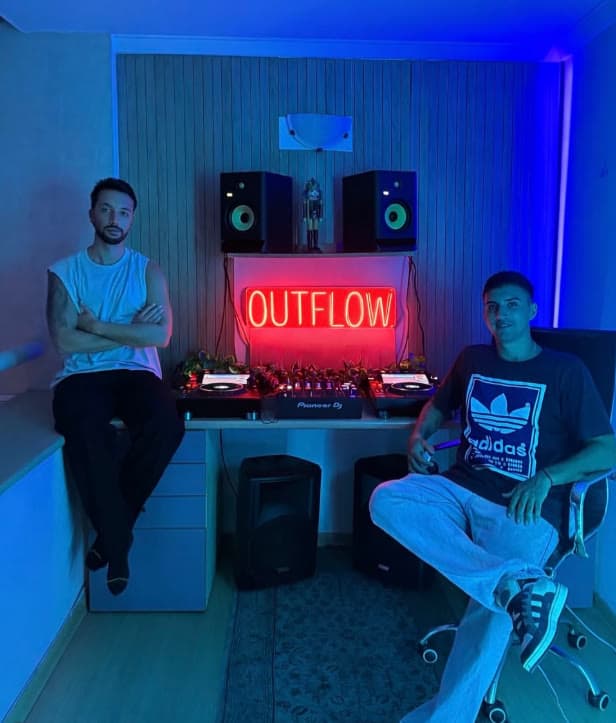 Bata y Gooty, DJs de Outflow, en Outflow Studio con cabina Pioneer y monitores de estudio