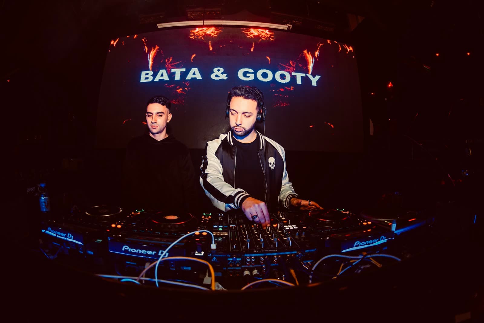 DJs de Outflow en cabina Pioneer durante un evento en Buenos Aires