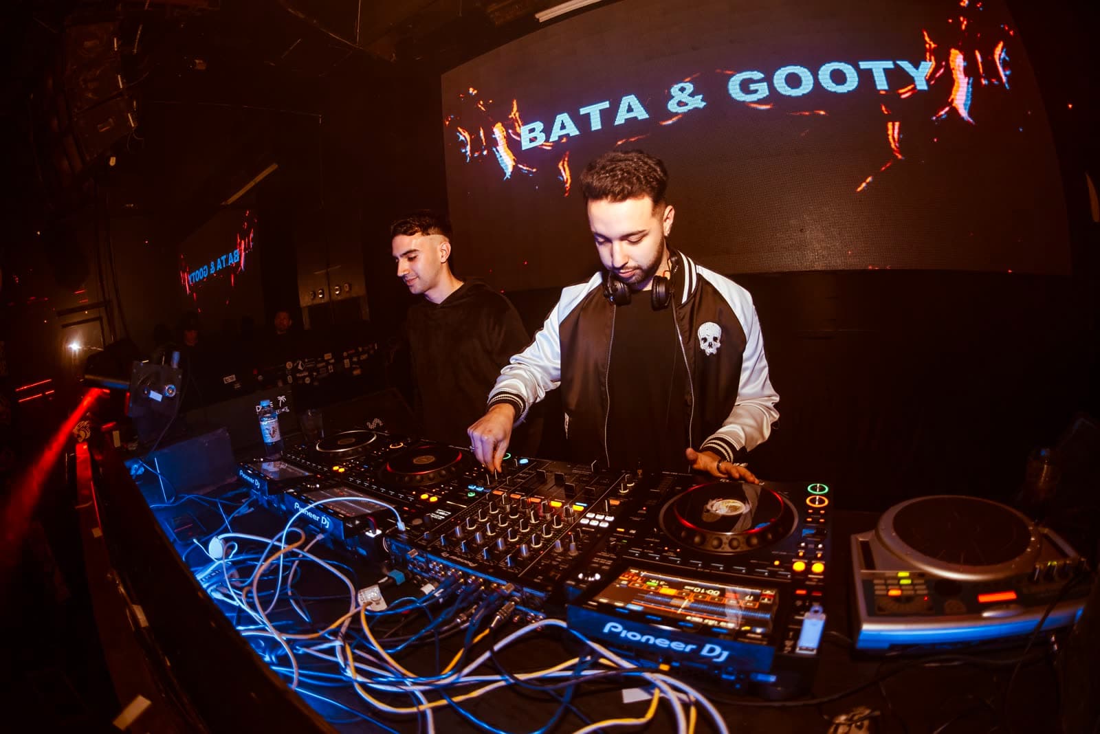 Cabina Pioneer CDJ y mezcladora DJM montada por Outflow en un evento